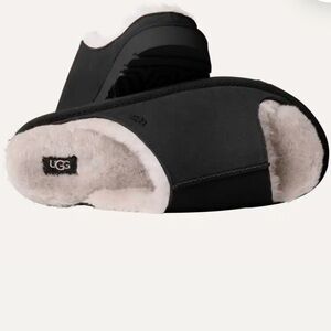 UGG Greenport Slide
Slippers & Sandals size 6
$125 Black and Cream Fuzzy Slides